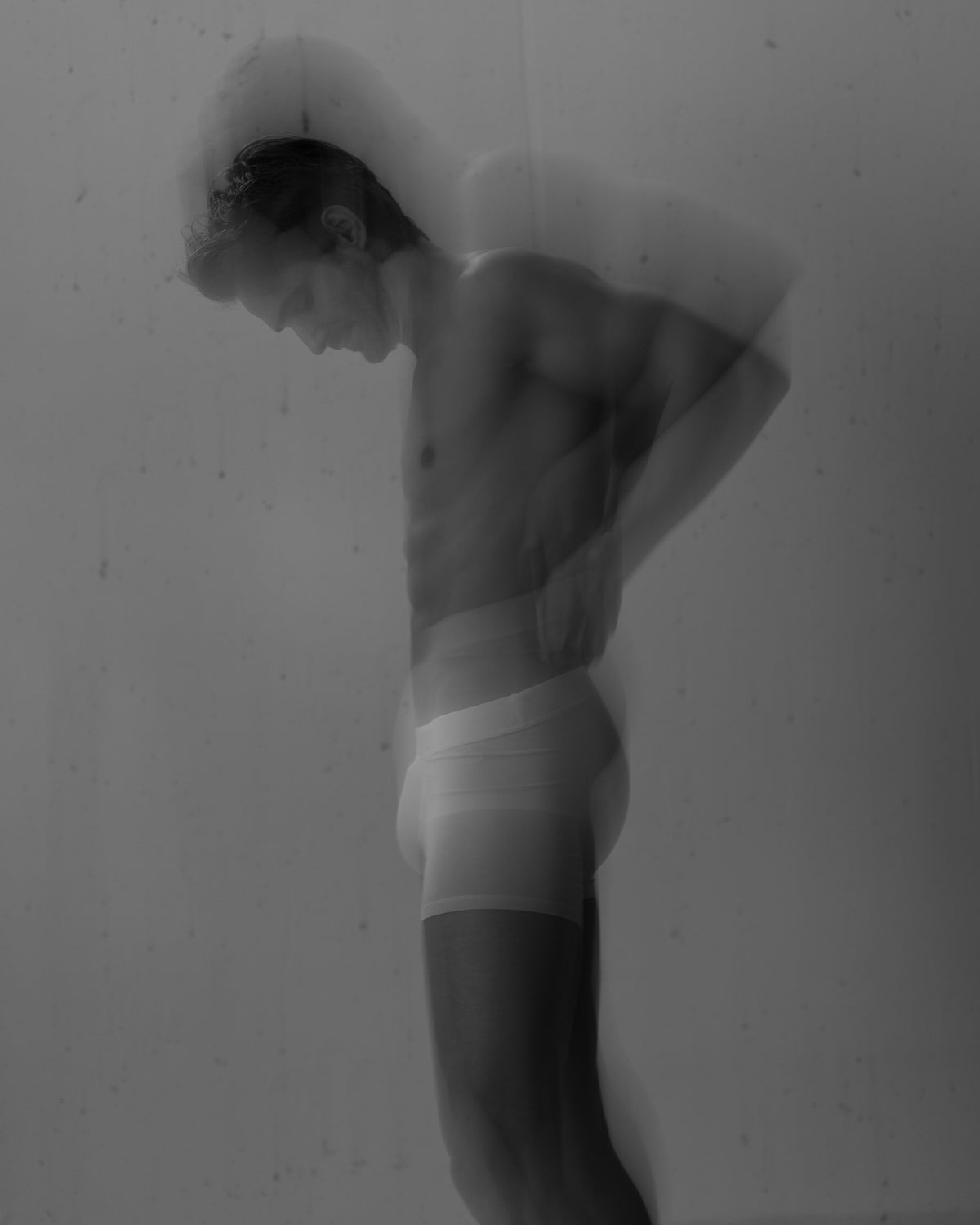 Schwarz-Weiß-Aufnahme eines Mannes im Profil mit hellen SEACELL Boxer Trunks von Good Morning, Gentlemen!