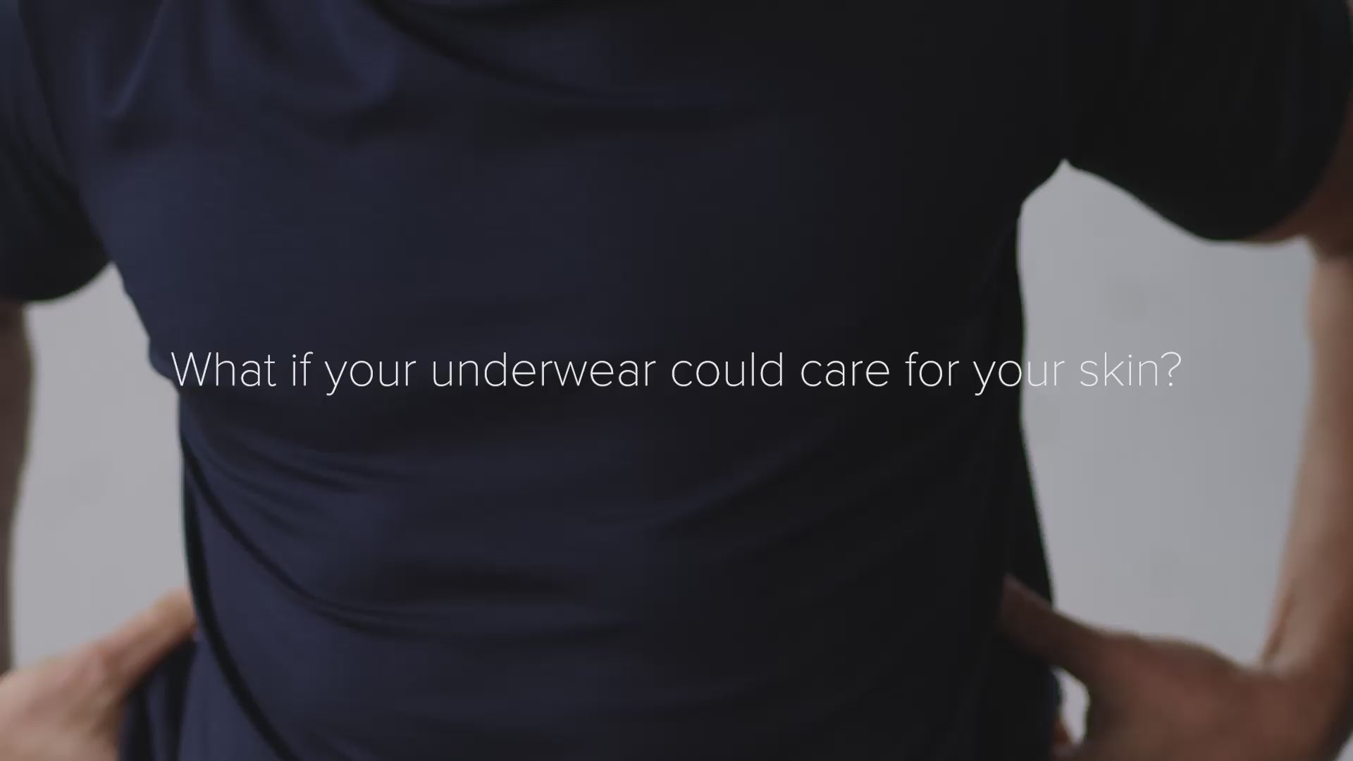 Video laden: What if underwear could care for your skin? Seaweed from Iceland, wood from European forests. Rich in vitamins, minerals &amp; amino-acids. Activated by your skin&#39;s moisture. Skincare. Worn. Good morning, gentlemen!