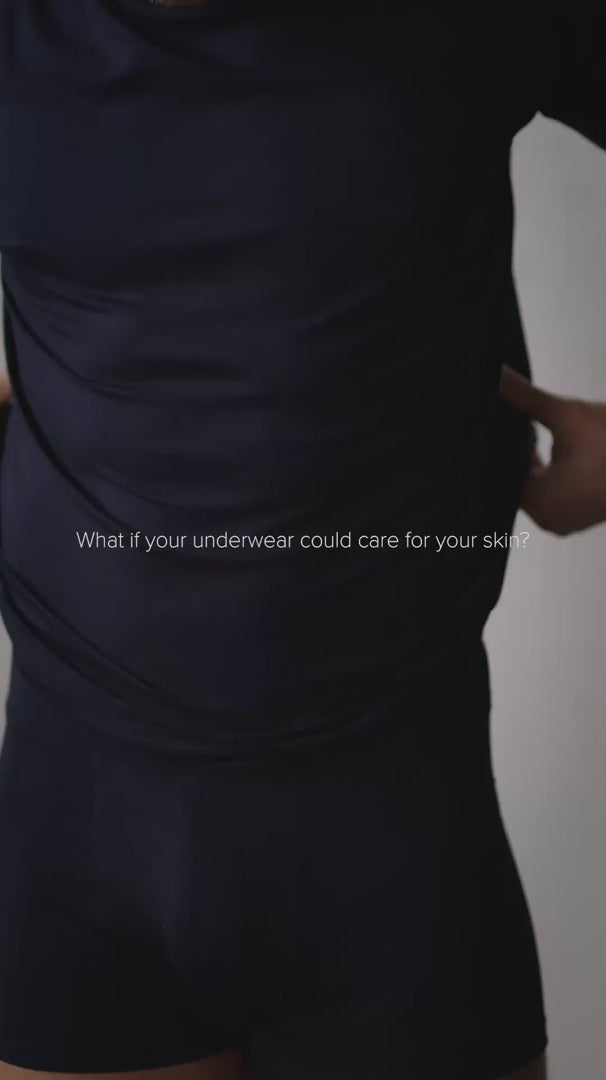 Video laden: What if underwear could care for your skin? Seaweed from Iceland, wood from European forests. Rich in vitamins, minerals &amp; amino-acids. Activated by your skin&#39;s moisture. Skincare. Worn. Good morning, gentlemen!