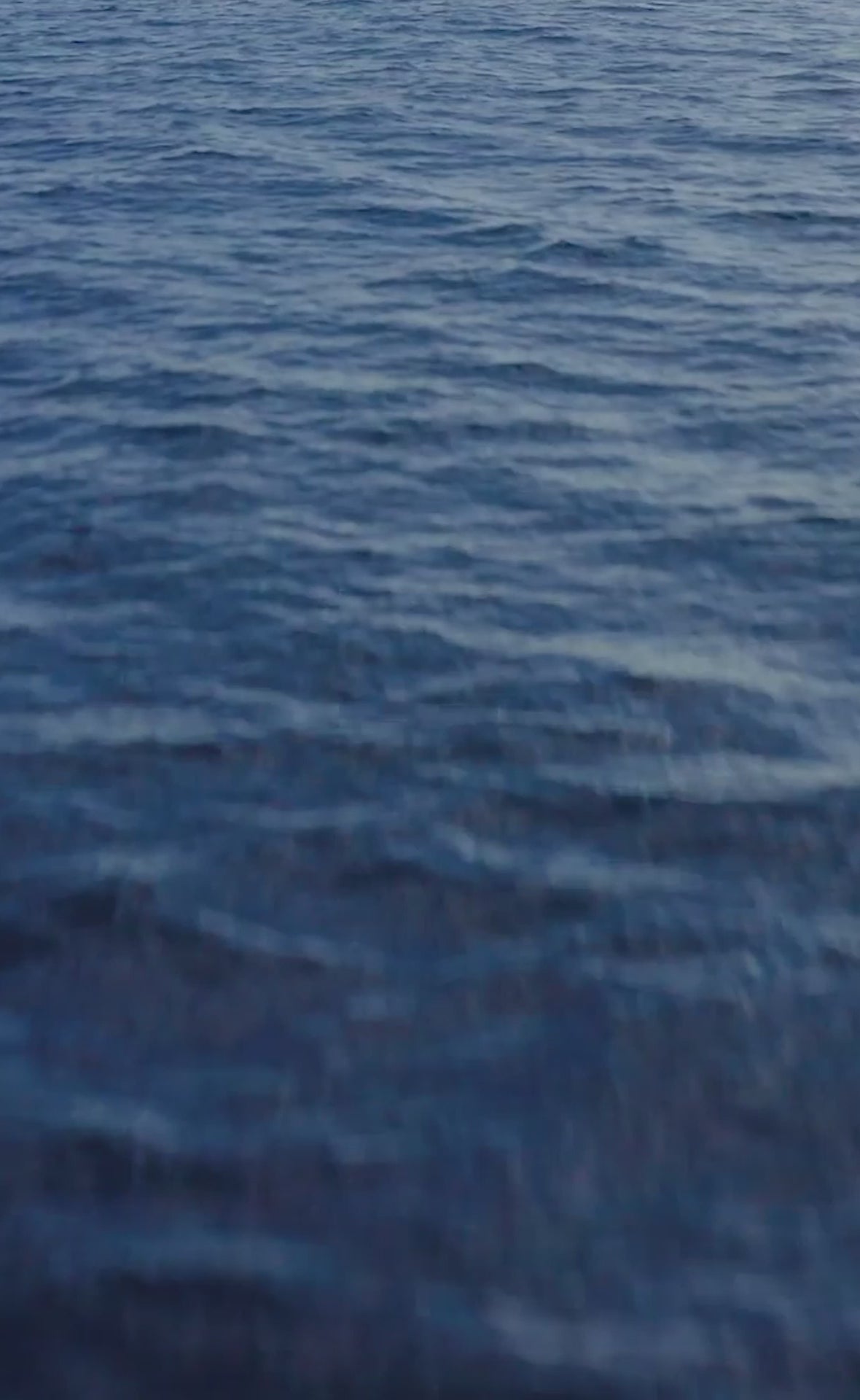 Video laden: A moment between nature and style: SEACELL Boxer Trunks &amp; T-Shirts blend innovation with timeless aesthetics—for men who value comfort, skincare, and sustainability.

Aerial shot over the ocean, waves crashing onto a dark sand beach, surfer riding a wave from a low-angle perspective, close-up of a model wearing SEACELL Boxer Trunks and T-Shirt in a refined lifestyle setting.