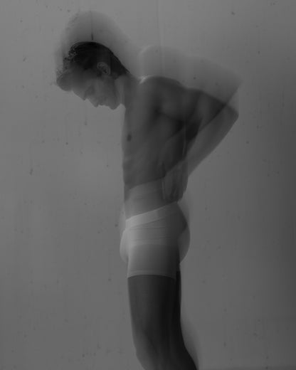 Schwarz-Weiß-Aufnahme eines Mannes im Profil mit hellen SEACELL Boxer Trunks von Good Morning, Gentlemen!